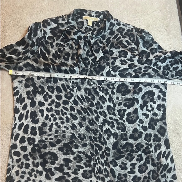 Michael Kors Black and White Animal Print Blouse with Bow and puff sleeves sz XL - Picture 7 of 10